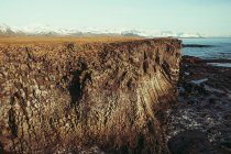 Скелястий прибережний пейзаж взимку, Ісландія. — стокове фото