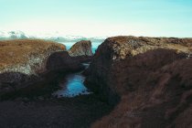 Paesaggio costiero roccioso in inverno, Islanda — Foto stock