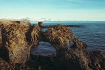 Природная арка на скалистом пляже, Исландия — стоковое фото