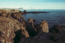 Скалистые прибрежные пейзажи зимой, Исландия — стоковое фото