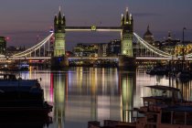Тауэрский мост ночью, Лондон, Англия, Великобритания — стоковое фото