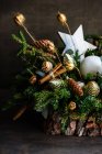 Украшение рождественских свечей сосновыми шишками и елками — стоковое фото