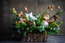 Украшение рождественских свечей сосновыми шишками и елками — стоковое фото