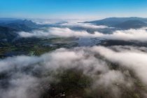Veduta aerea del lago Lebo attraverso le nuvole, Taliwang, isola di Sumbawa occidentale, Indonesia — Foto stock