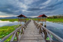 Jetée en bois, lac Lébo, Taliwang, île de Sumbawa Ouest, Indonésie — Photo de stock