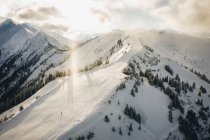 Группа людей, катающихся на лыжах с горы, Целль-ам-Зее, Зальцбург, Австрия — стоковое фото