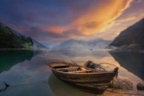 Barco amarrado en el lago Santa Croce, Belluno, Italia - foto de stock