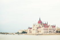 Hungarian Parliament Building Along River Danube, Budapest, Hungary — Stock Photo