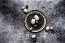 Local de Páscoa com ovos de Páscoa decorativos — Fotografia de Stock