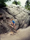 Ragazza che si arrampica sulle rocce, Parco Nazionale delle Montagne Stolowe, Polonia — Foto stock