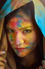 Ritratto di donna ricoperta di polvere multicolore durante la festa di Holi — Foto stock