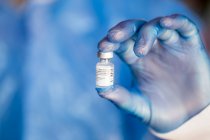Крупним планом лікар, який тримає дозу вакцини проти коронавірусу — стокове фото