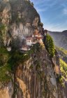 Monastero di Taktsang sulla sporgenza della montagna, Bhutan — Foto stock