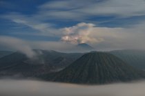 Mount Bromo durch die Wolken, Ostjava, Indonesien — Stockfoto