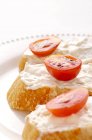Багет со сливочным сыром и свежими помидорами — стоковое фото