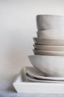 Stapeln minimalistischer Schalen und Teller auf einem Tablett — Stockfoto