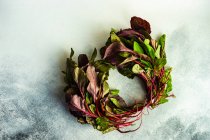 Свежие свекловичные листья в качестве здоровой концепции приготовления пищи на каменном фоне с копировальным пространством — стоковое фото
