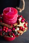 Крупный план украшения рождественской свечи — стоковое фото