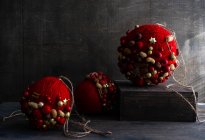 Trois décorations rustiques en boule de Noël sur une table en bois — Photo de stock