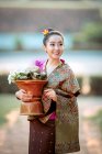 Porträt einer schönen Frau mit einem Korb mit frischen Blumen, Thailand — Stockfoto