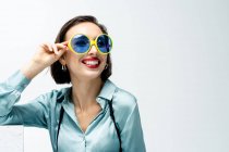Porträt einer schönen Frau mit neuartiger Sonnenbrille — Stockfoto