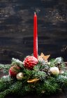 Décoration bougie de Noël sur une table — Photo de stock