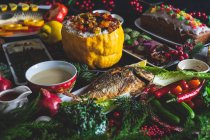 Предлагается традиционный праздничный грузинский стол на Новый год с набором блюд — стоковое фото