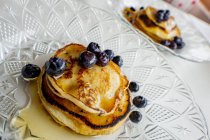 Pfannkuchen mit Blaubeeren und Ahornsirup — Stockfoto