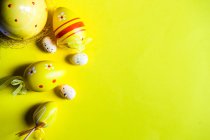 Decoração de ovo de Páscoa em um fundo amarelo — Fotografia de Stock