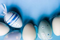 Розфарбовані великодні яєчні прикраси до Великодня — стокове фото