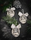Decorazioni natalizie e ornamenti con rami di abete — Foto stock