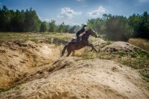 Mann reitet auf einem Pferd in ländlicher Landschaft, Polen — Stockfoto