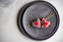Deux décorations de coeur sur une plaque en céramique — Photo de stock