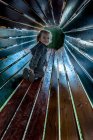 Souriante fille jouant dans un tunnel dans une aire de jeux, Italie — Photo de stock