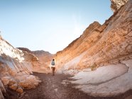 Visão traseira de uma caminhante feminina, Parque Nacional do Vale da Morte, Califórnia, EUA — Fotografia de Stock