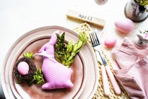 Пасхальное место с украшением пасхального кролика на столе — стоковое фото