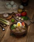 Традиционное индонезийское мясо с яйцом и помидорами — стоковое фото