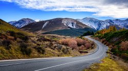 Straße durch ländliche Landschaft, Südinsel, Neuseeland — Stockfoto