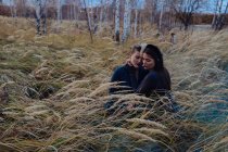 Porträt zweier Frauen, die sich in einem Wald umarmen, Russland — Stockfoto