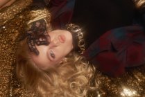 Portrait d'une femme glamour de style rétro couchée sur le sol — Photo de stock