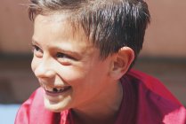 Nahaufnahme eines Porträts eines lächelnden Jungen — Stockfoto