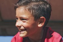 Nahaufnahme eines Porträts eines lächelnden Jungen — Stockfoto