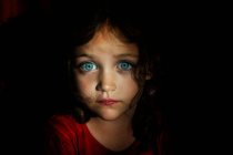 Portrait d'une belle fille aux yeux bleus — Photo de stock