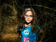 Retrato de una niña de pie en el bosque, Polonia - foto de stock
