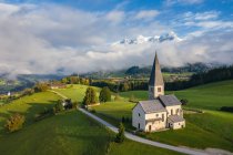 Вид с воздуха на церковь Святого Примуса, гора Бухберг, Бишофсхофен, Австрия — стоковое фото