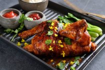 Gegrilltes Hühnchen mit Spargel, Reis und Chilisoße — Stockfoto