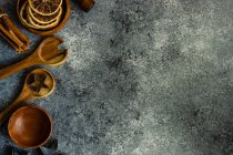 Дерев'яне кухонне начиння, різак для печива та сушені апельсинові скибочки — стокове фото