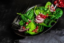 Концепція здорової їжі зі свіжим органічним салатом з листя шпинату на сільському фоні з місцем для тексту — стокове фото