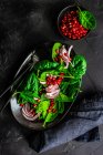 Conceito de comida saudável com salada de folhas de espinafre orgânico fresco em fundo rústico com espaço de cópia — Fotografia de Stock