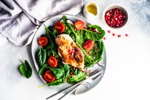 Conceito de comida saudável com salada de folhas de espinafre orgânico fresco e frango grelhado em fundo rústico com espaço de cópia — Fotografia de Stock